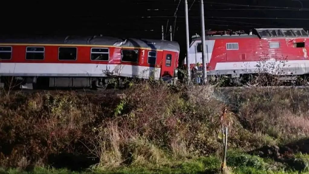 V nemocnici po nehodě vlaků na Slovensku skončilo 79 lidí